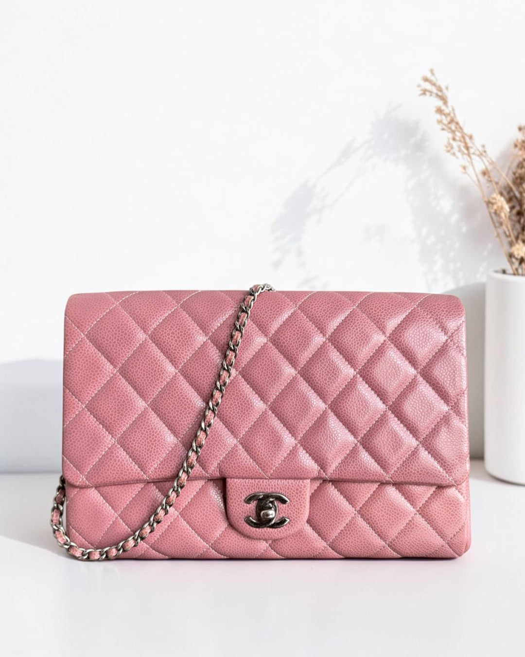 Luxury Evermore粉色鱼子酱皮Chanel Timeless单盖链条包，配有标志性菱格纹和银色五金配件