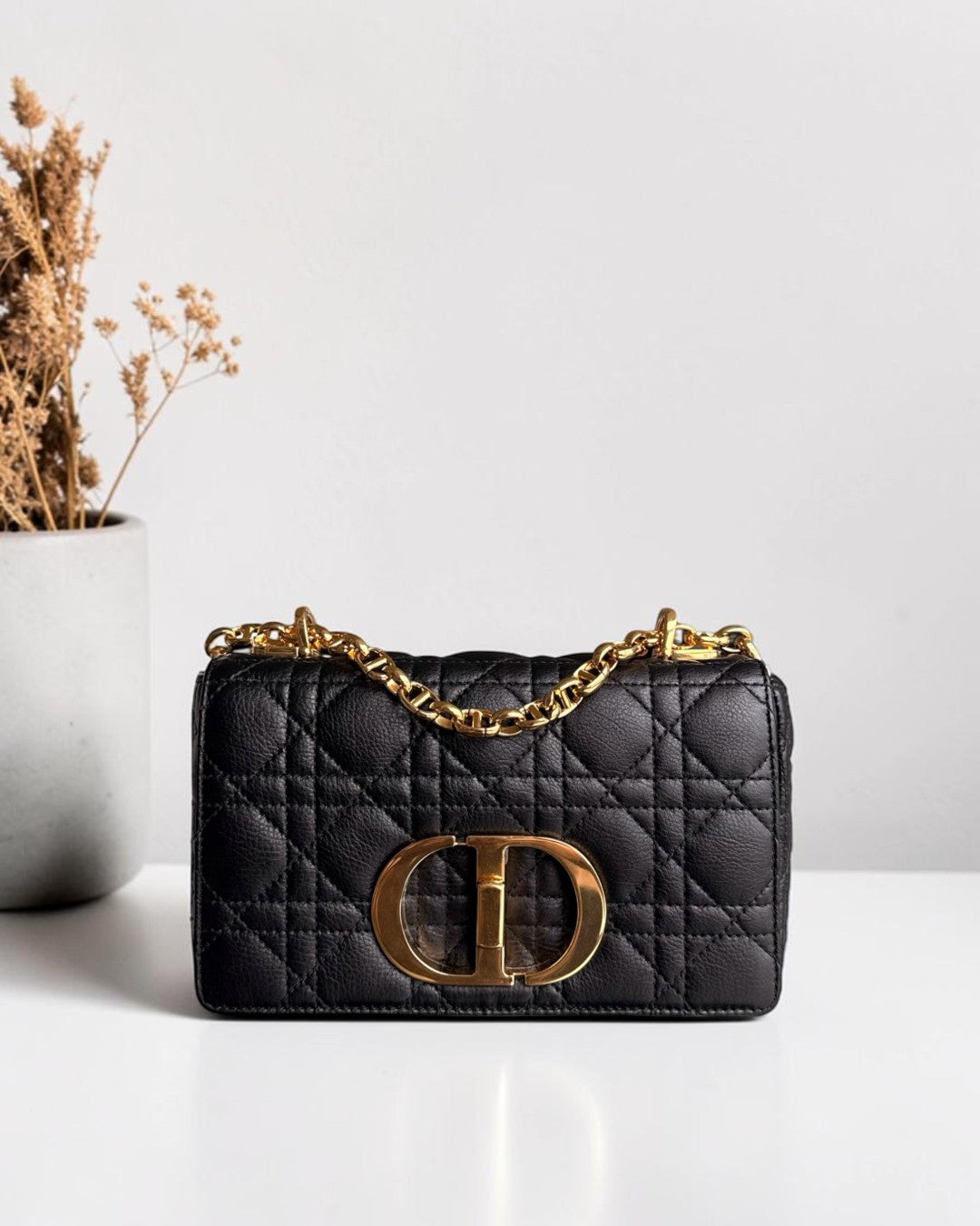 Luxury Evermore Dior Caro小号黑色藤格纹粒面小牛皮手袋，配有金色CD标志扣和链条肩带