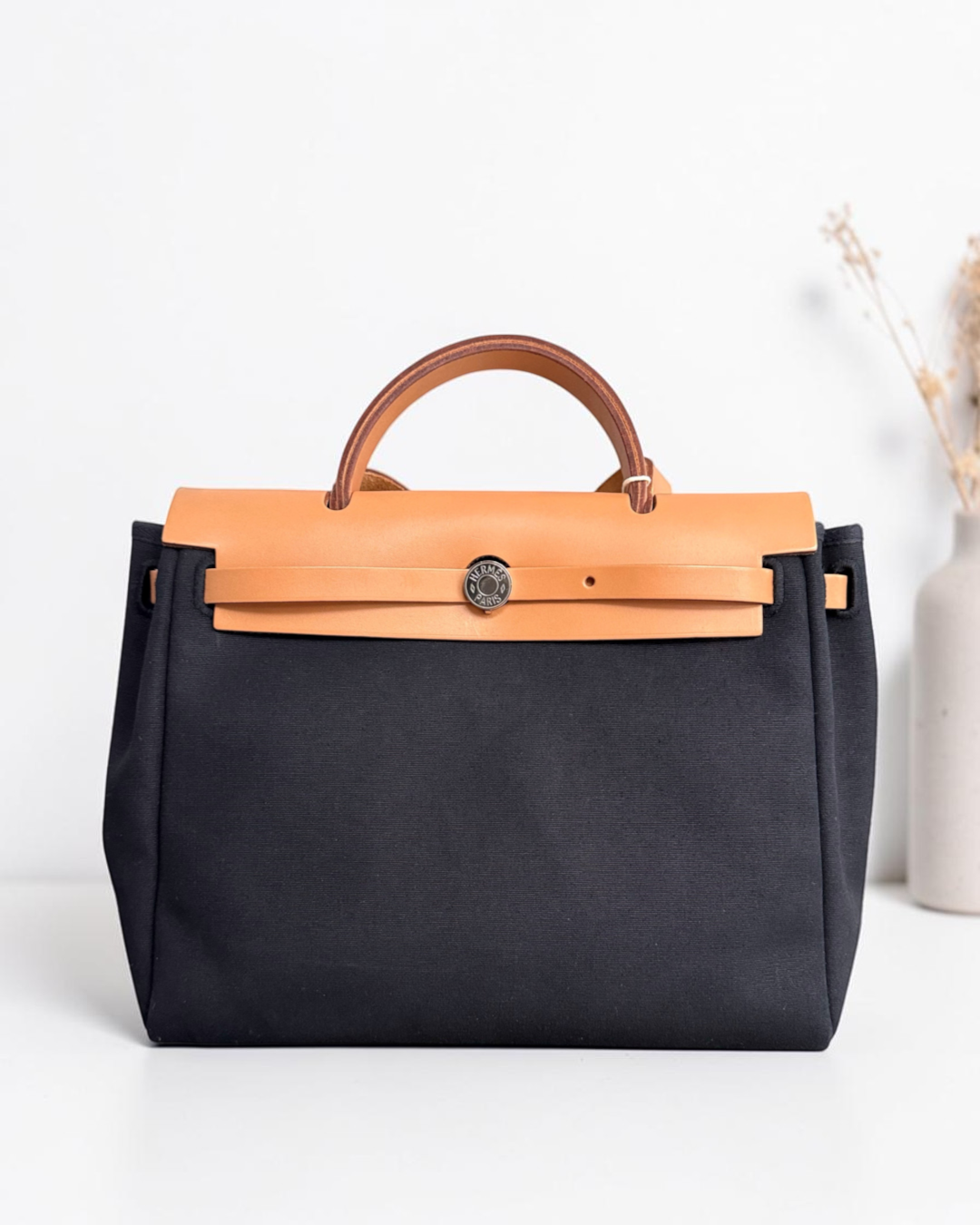 Luxury Evermore 爱马仕 Herbag Zip 31 手提包，黑色帆布搭配棕色皮革饰边及银色五金配件