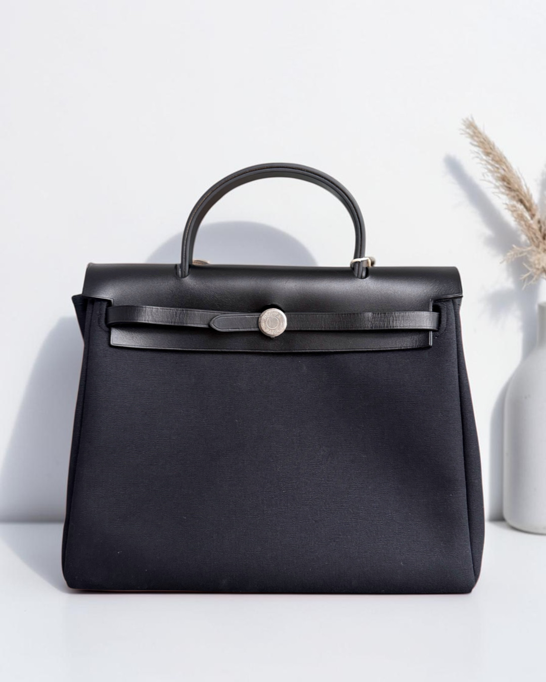 Luxury Evermore 爱马仕 Herbag Zip 31 黑色帆布拼皮革手提包，配有银色五金件，外观优雅经典。
