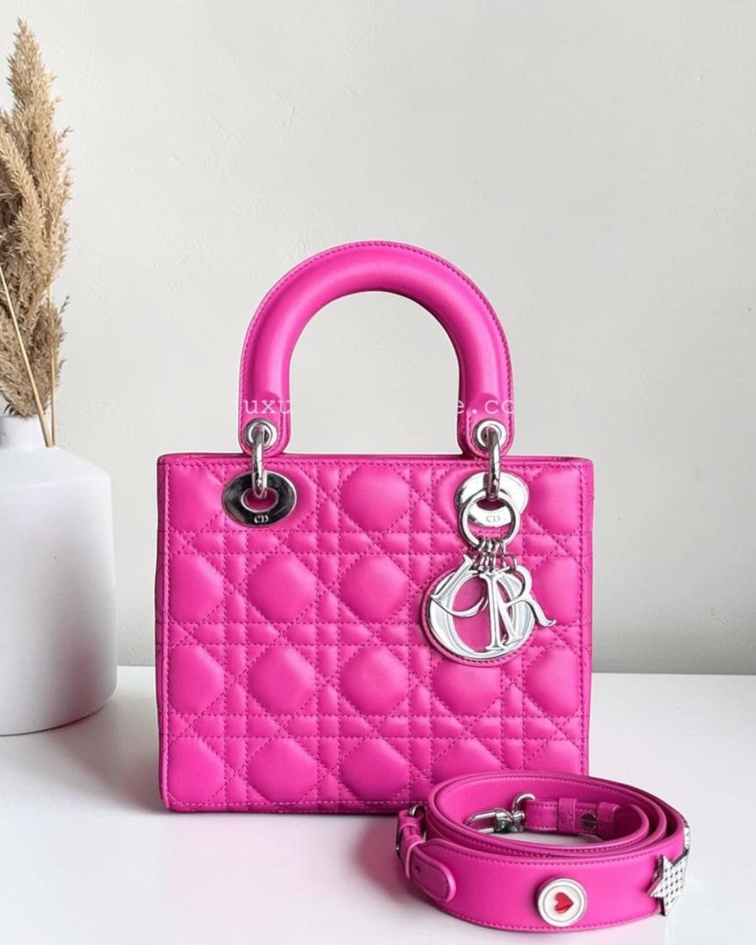 Luxury Evermore 芭比粉色小羊皮 Lady Dior 手袋，配有经典藤格纹图案和银色金属配件，附带可拆卸肩带。