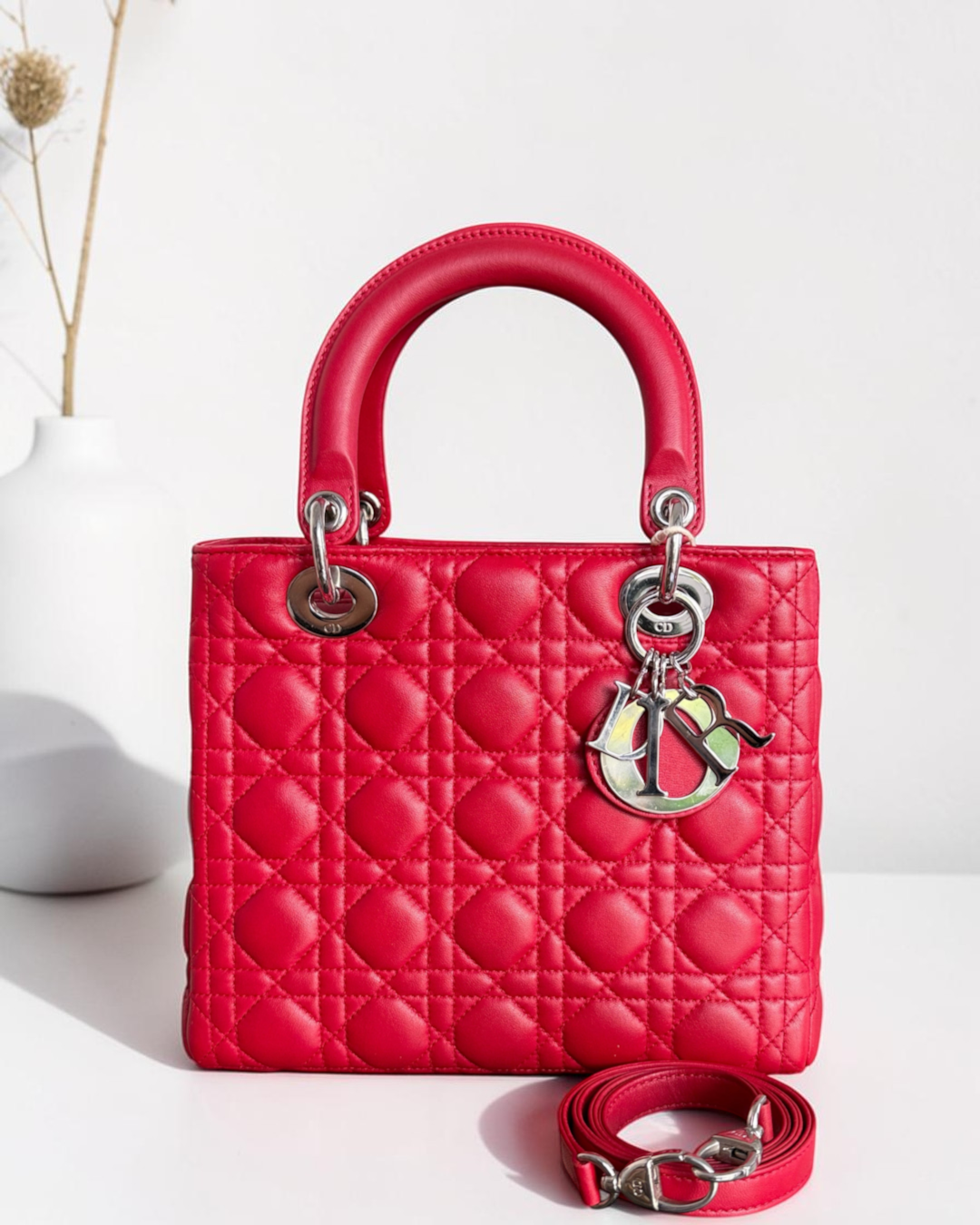 Luxury Evermore 中号红色 Cannage 藤格纹羊皮 Lady Dior 手袋，配有银色金属配件和可拆卸肩带。