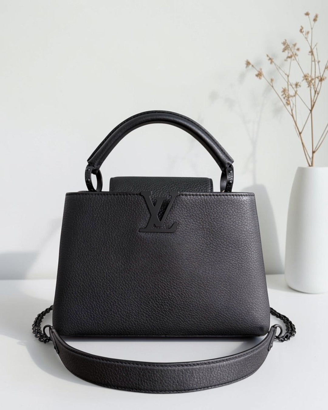 Luxury Evermore 出售的黑色 Taurillon 粒面小牛皮 Louis Vuitton Capucines BB 手袋，配有黑色金属 LV 标志和肩带。