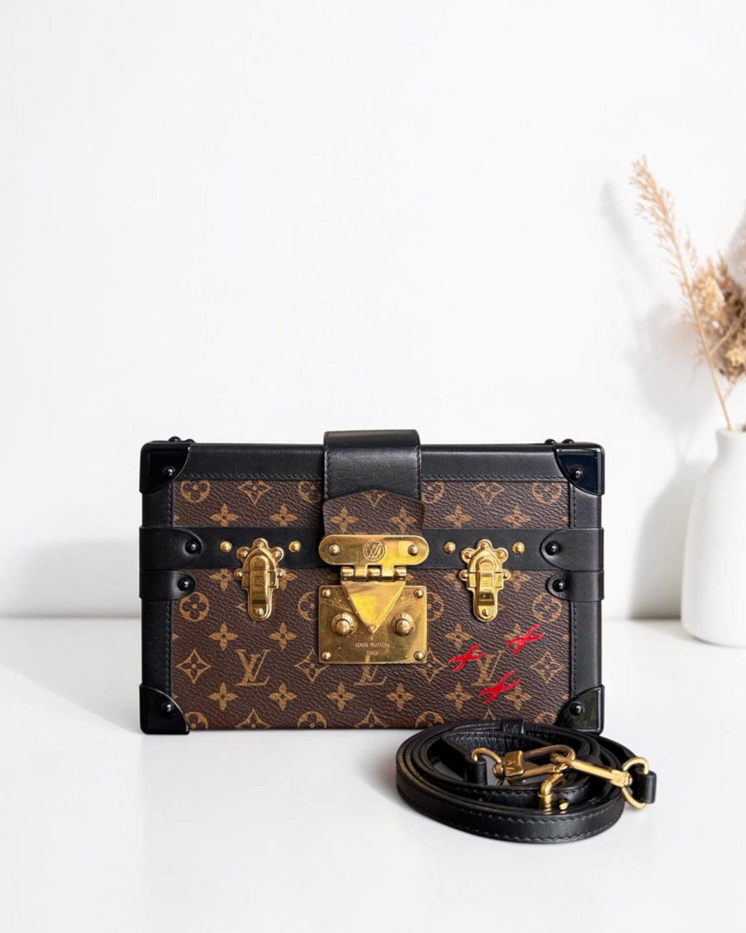 Luxury Evermore Louis Vuitton Petite Malle 手袋，采用经典 Monogram 帆布材质，配有黑色皮革饰边和金色金属锁扣。