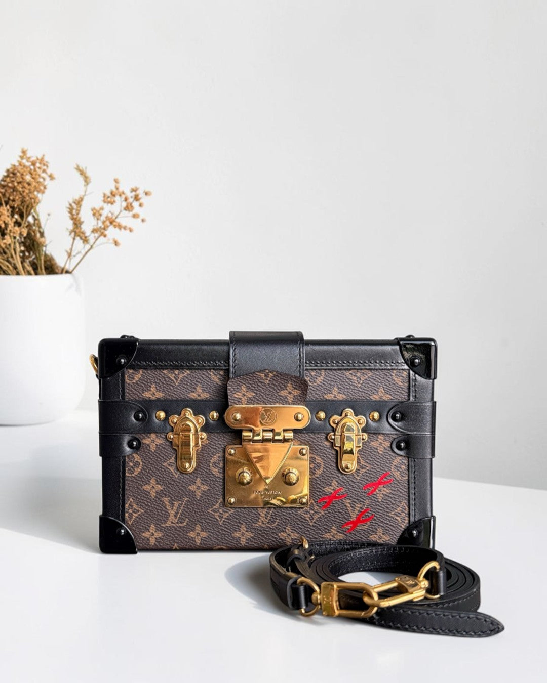 Luxury Evermore Louis Vuitton Petite Malle 手袋，采用经典 Monogram 帆布与黑色皮革饰边，配有金色金属锁扣和可拆卸肩带。
