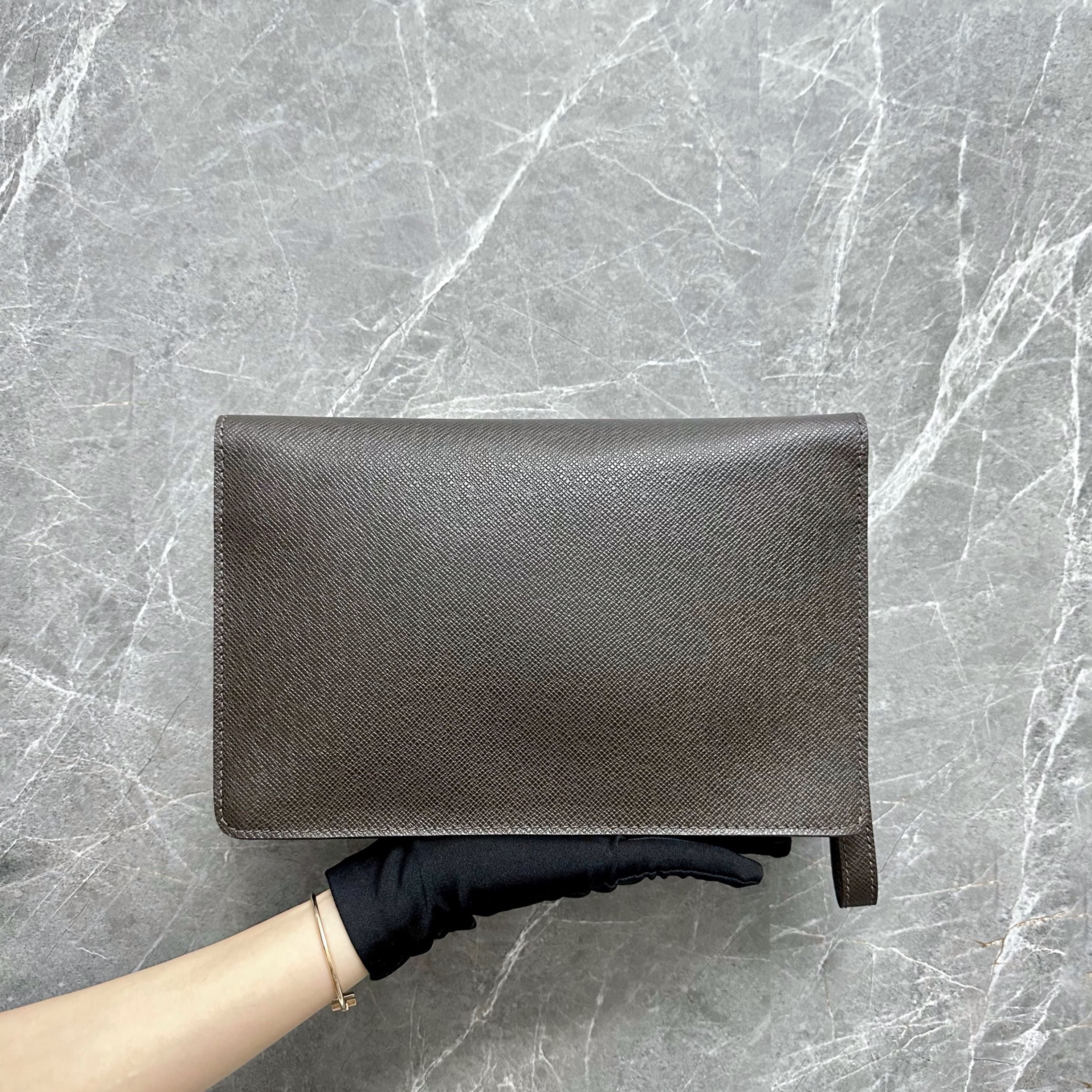 LV Leather Clutch Louis Vuitton - Luxury Evermore