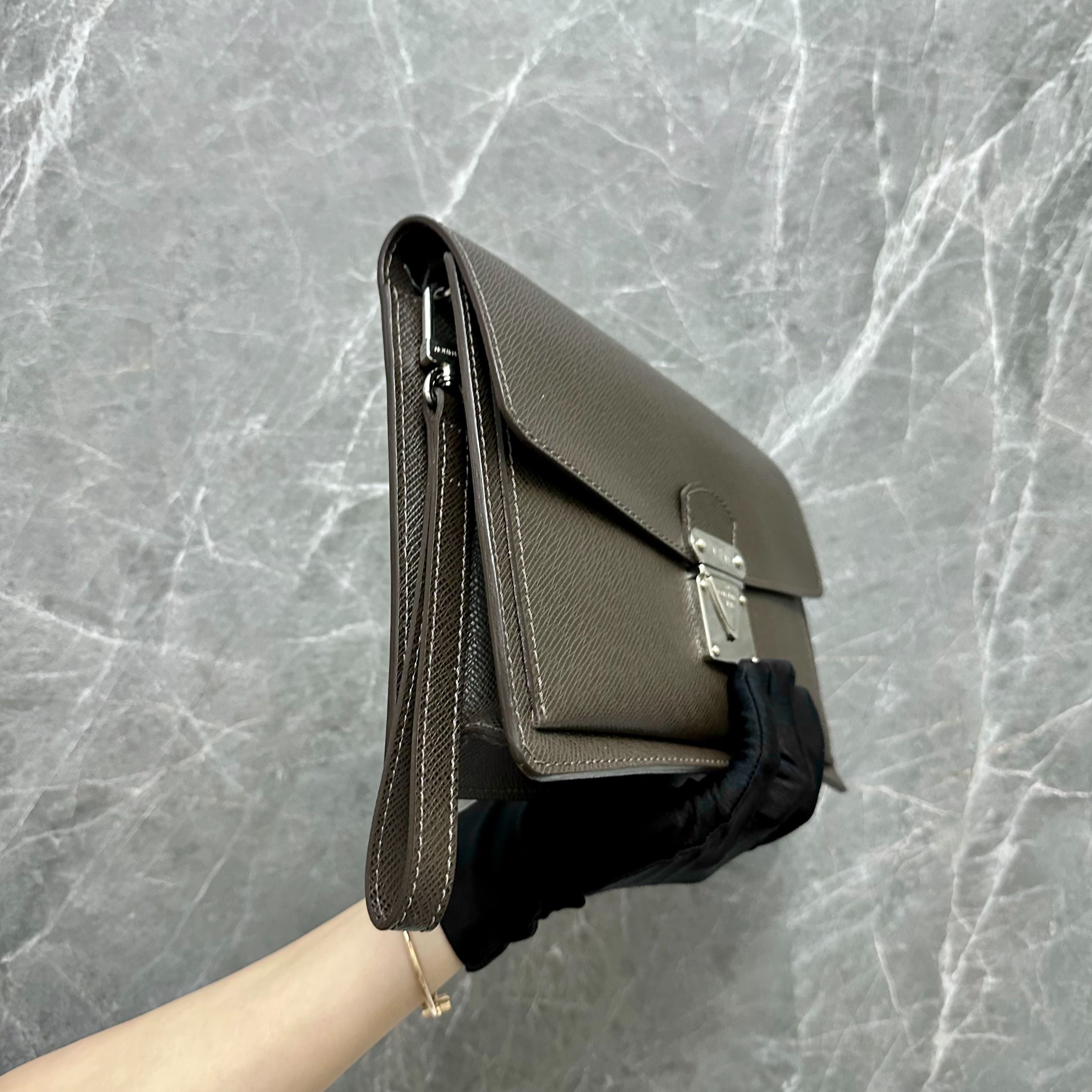 LV Leather Clutch Louis Vuitton - Luxury Evermore