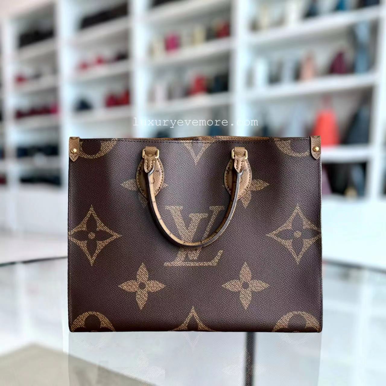 LV OnTheGo MM Canvas Monogram Louis Vuitton - Luxury Evermore