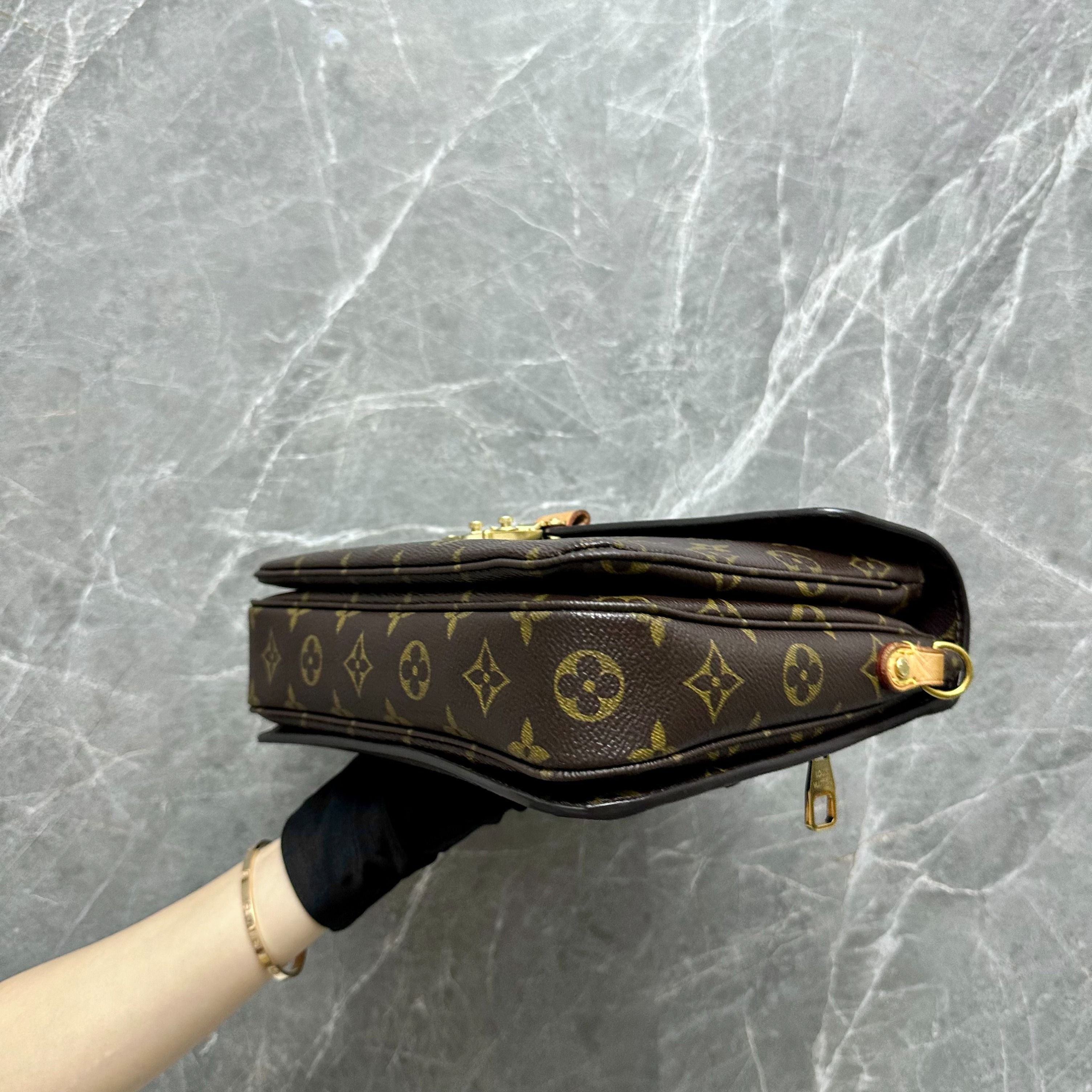 LV Pochette Metis Monogram Louis Vuitton - Luxury Evermore