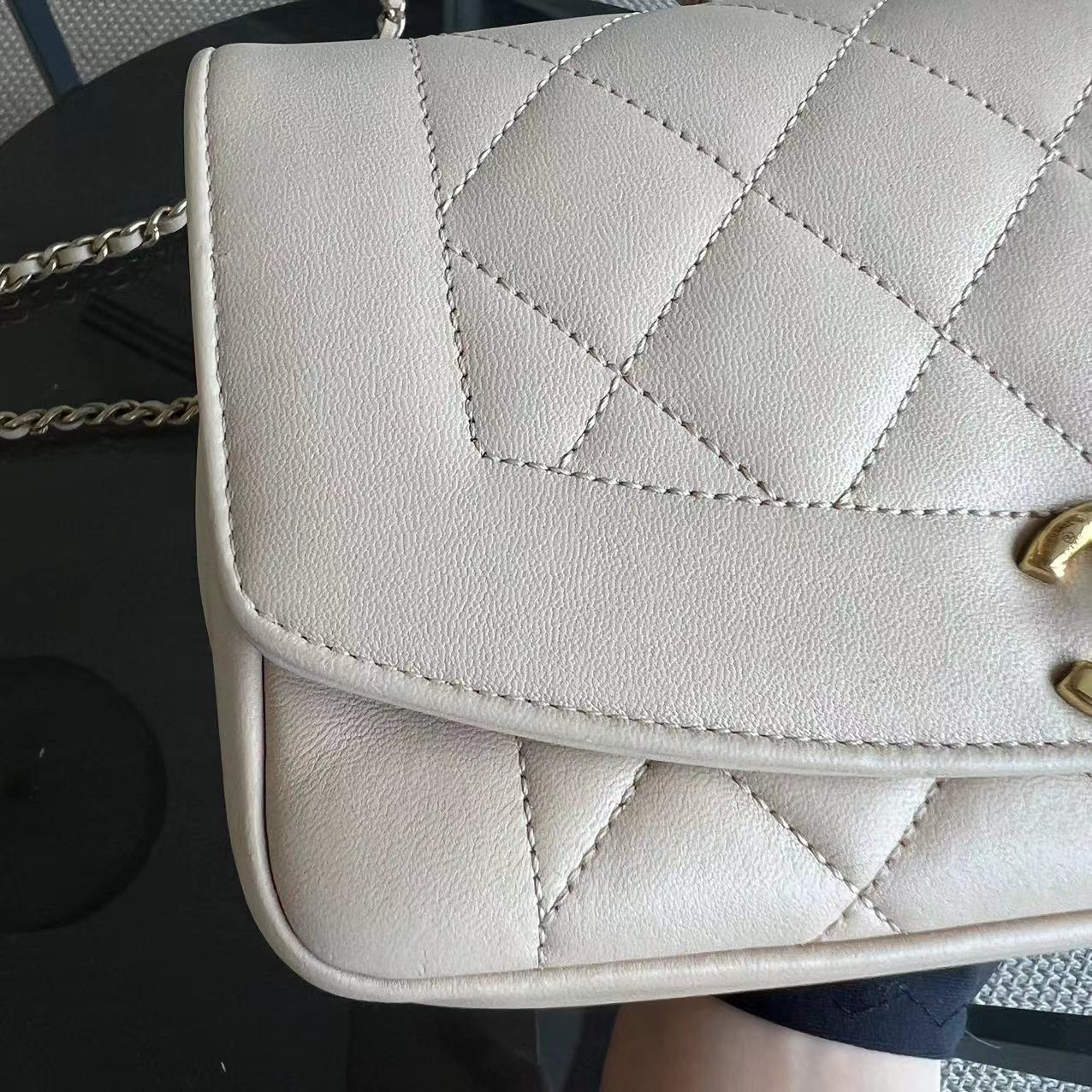 *Modern Reissue 2015* Chanel Diana Small 22CM Quilted Lambskin Beige Golden Hardware Series 20 - Luxury Evermore